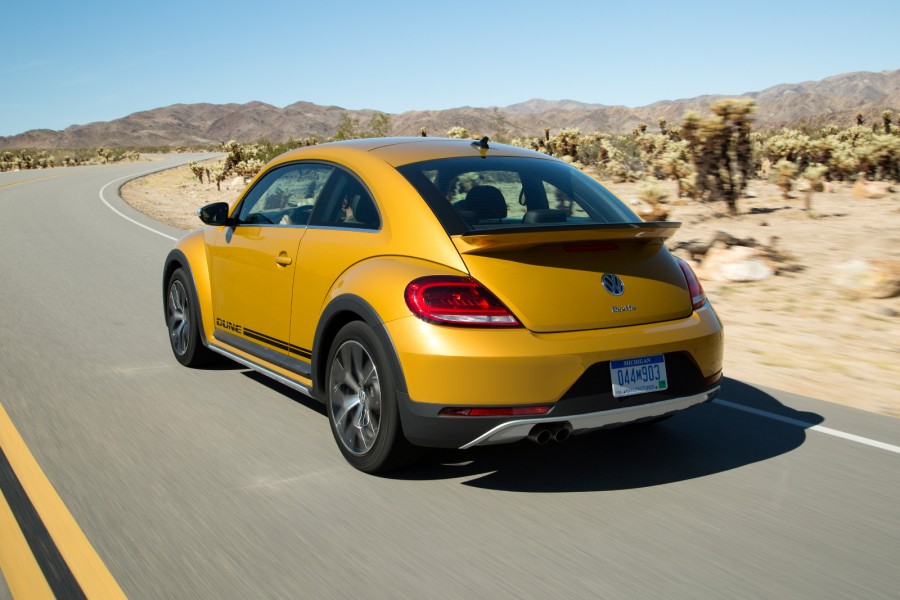 2016-Volkswagen-Beetle-Dune-4-900x600