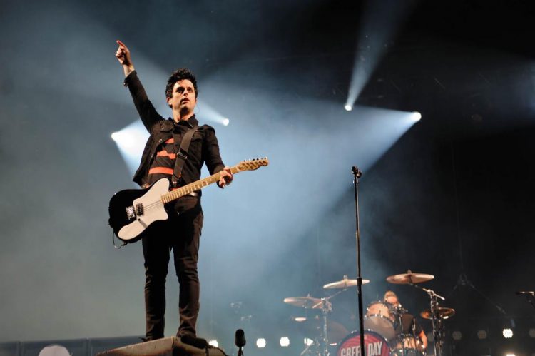 READING, UNITED KINGDOM - AUGUST 23: Billie Joe Armstrong of Green Day performs on stage on Day 1 of Reading Festival 2013 at Richfield Avenue on August 23, 2013 in Reading, England. (Photo by Joseph Okpako/Redferns via Getty Images)